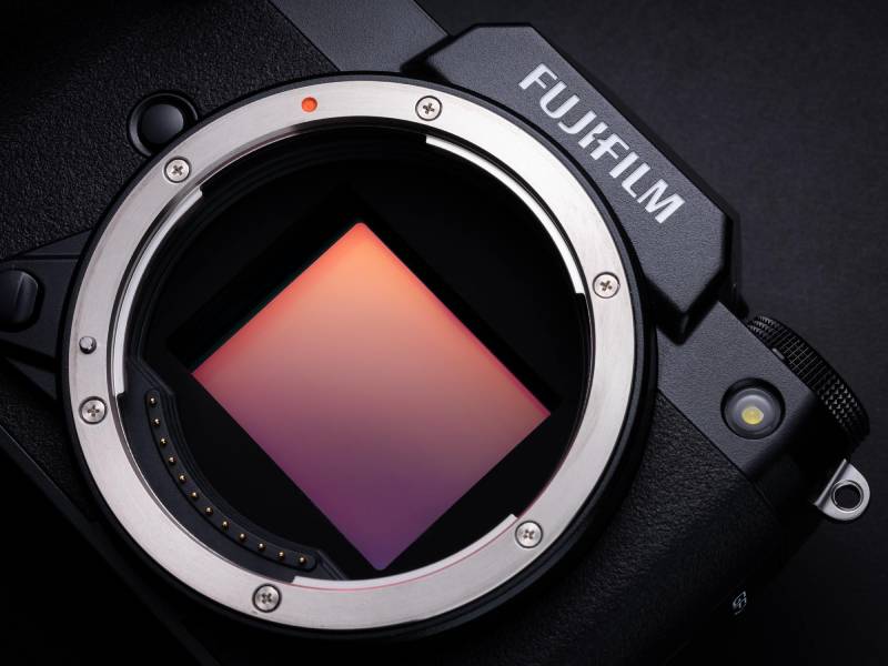 cảm biến Fujifilm GFX 100S lớn hơn 68% so với kích thước vật lý của full-frame thông thường