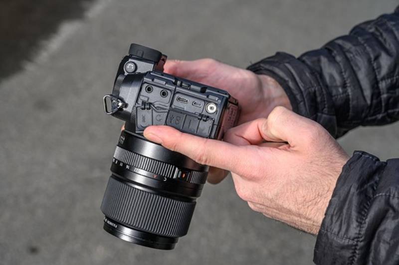 GFX 100S Tích hợp thêm nhiều vị trí gắn kèm phụ kiện rời cho hình ảnh đỉnh cao