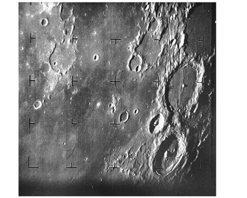 Ống kính chụp ảnh Mặt trăng được bày bán