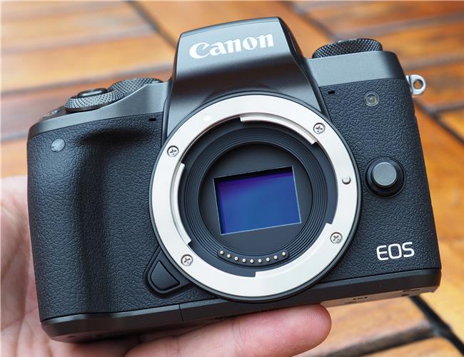 Trên tay máy ảnh Canon EOS M6