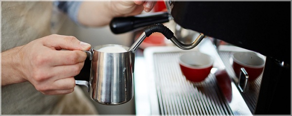 Hướng dẫn cách tạo bọt sữa đúng cách khi sử dụng máy pha cà phê  