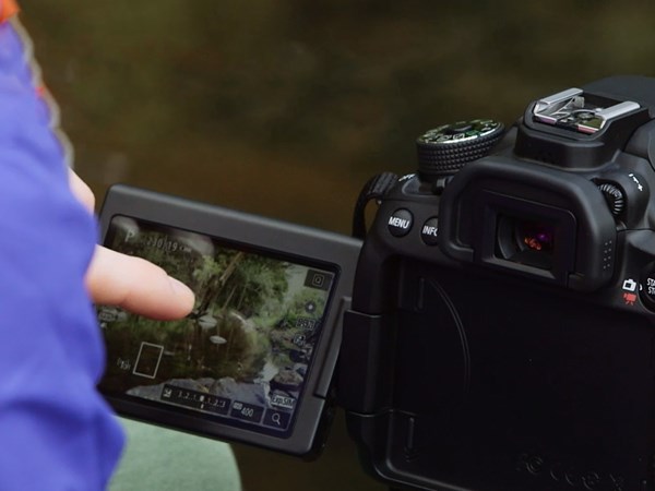 Đón đợi Canon  EOS 6D Mark II chiếc DSLR cảm biến full-frame đầu tiên có màn hình xoay lật
