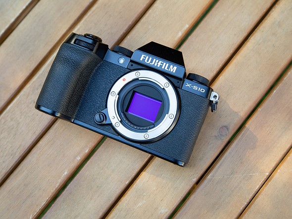 Máy ảnh Fujifilm X-S10 có cảm biến APS-C