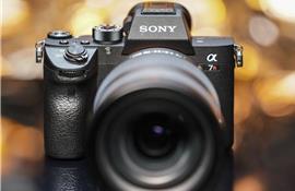 Sony A7R Mark III có dải tương phản Dynamic Range gần bằng Nikon D850