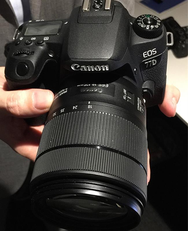 Trên tay máy ảnh Canon 77D