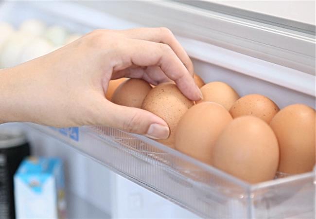 Để trứng gà ở cửa tủ lạnh là một trong những sai lầm lớn