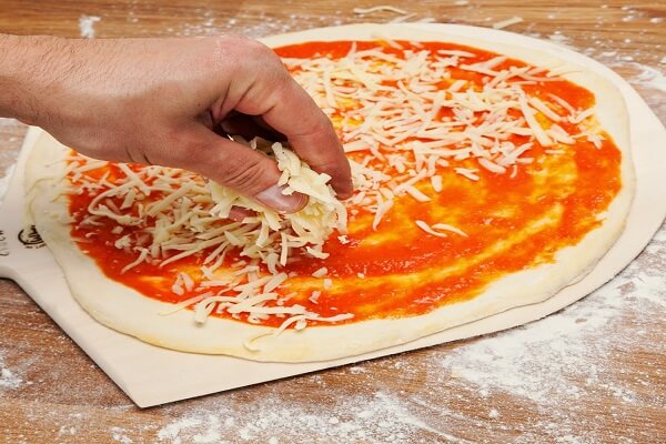 Cách làm bánh pizza xúc xích cực kì đơn giản tại nhà với lò nướng