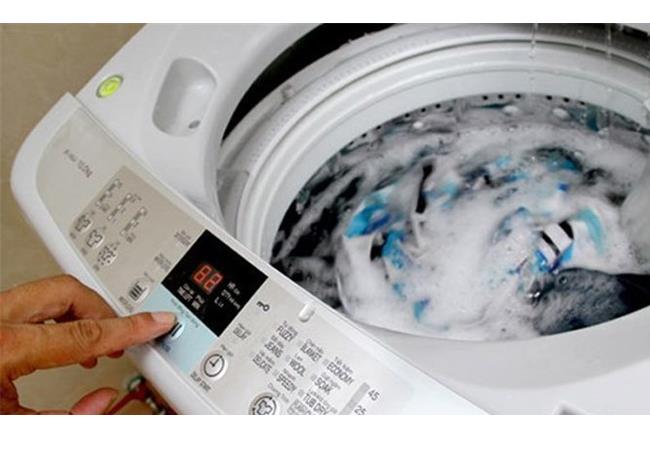 Làm thế nào để triệt tiêu cặn xà phòng trên quần áo khi dùng máy giặt?