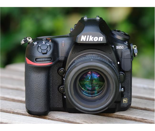 Nikon D850 cùng so găng chụp thiếu sáng với các đàn anh
