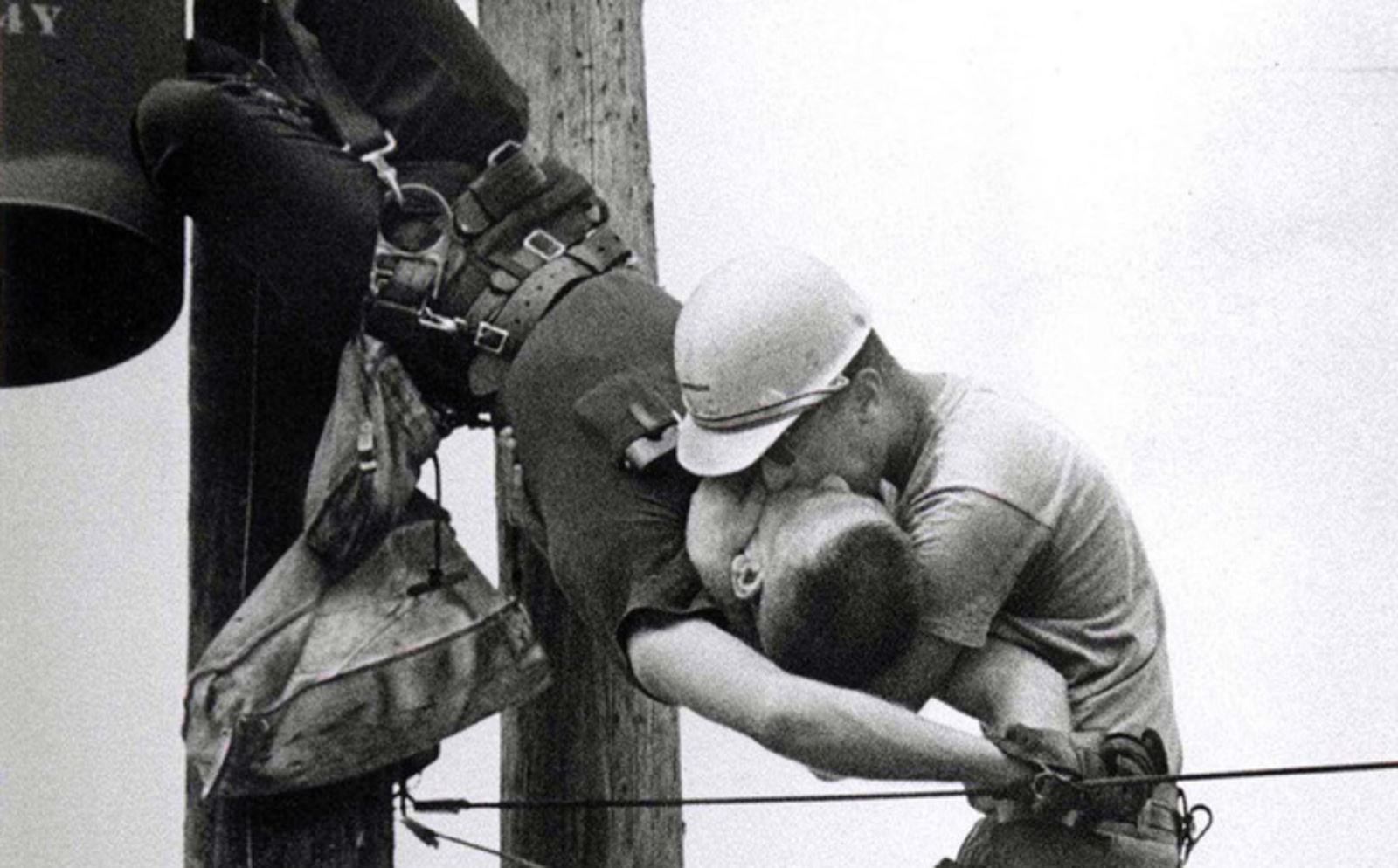 'Nụ hôn của Sự sống' - bức ảnh đoạt giải Pulitzer những năm 90 vẫn truyền tải nhiều cảm xúc cho tới nay