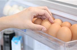 Dừng ngay việc bảo quản trứng ở cánh cửa tủ lạnh